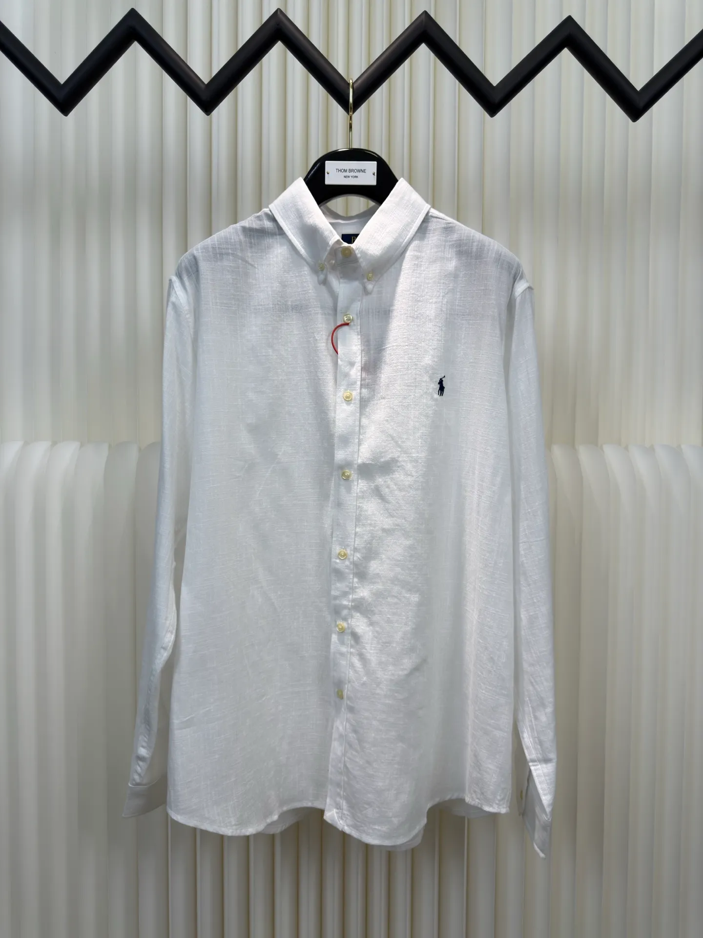 P410 Ralph Lauren embroidered linen shirt. Selected from the finest linen material and featuring iconic pony embroidery, it is simple yet highly recognizable. The clever design of the outer I-shaped pleated slit-style back yoke adds a sense of agility and elegance.  Adopting side-turning and embedded clamping stitching technology, it is smooth and tidy. The fabrics have been washed and have a better hand feel. Not easy to deform, not easy to shrink, not easy to fade, and maintain long-term beauty. Size: s m l xl